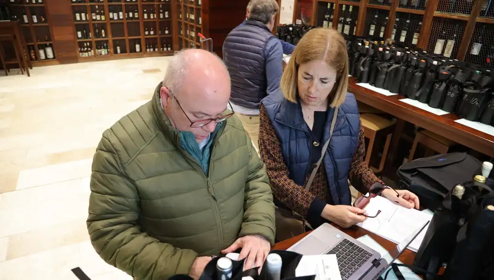 La notaria de Peñafiel,Julia Alonso, codifica los vinos junto con el director del Concurso Vino de Museo, el sumiller Miguel Ángel Benitoi