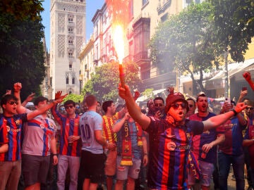 SEVILLA (ESPA&Ntilde;A), 26/04/2025.- Afionados del FC Barcelona en las inmediaciones de la Catedral de Sevilla antes de la final de la Copa del Rey entre el FC Barcelona y el Real Madrid este s&aacute;bado en Sevilla. EFE/Ra&uacute;l Caro 