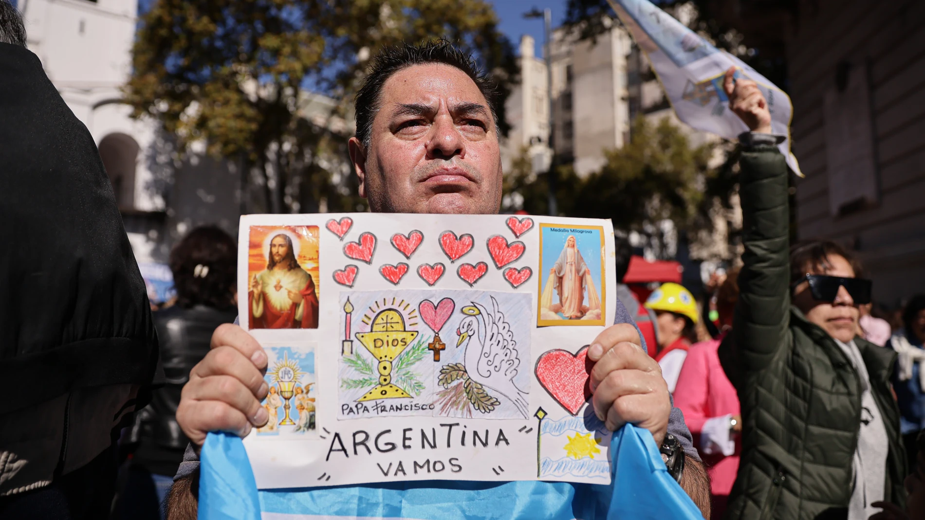 Un hombre sostiene un dibujo durante un acto en honor al papa Francisco en Buenos Aires