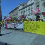 La protesta de los bomberos forestales de Madrid, ayer