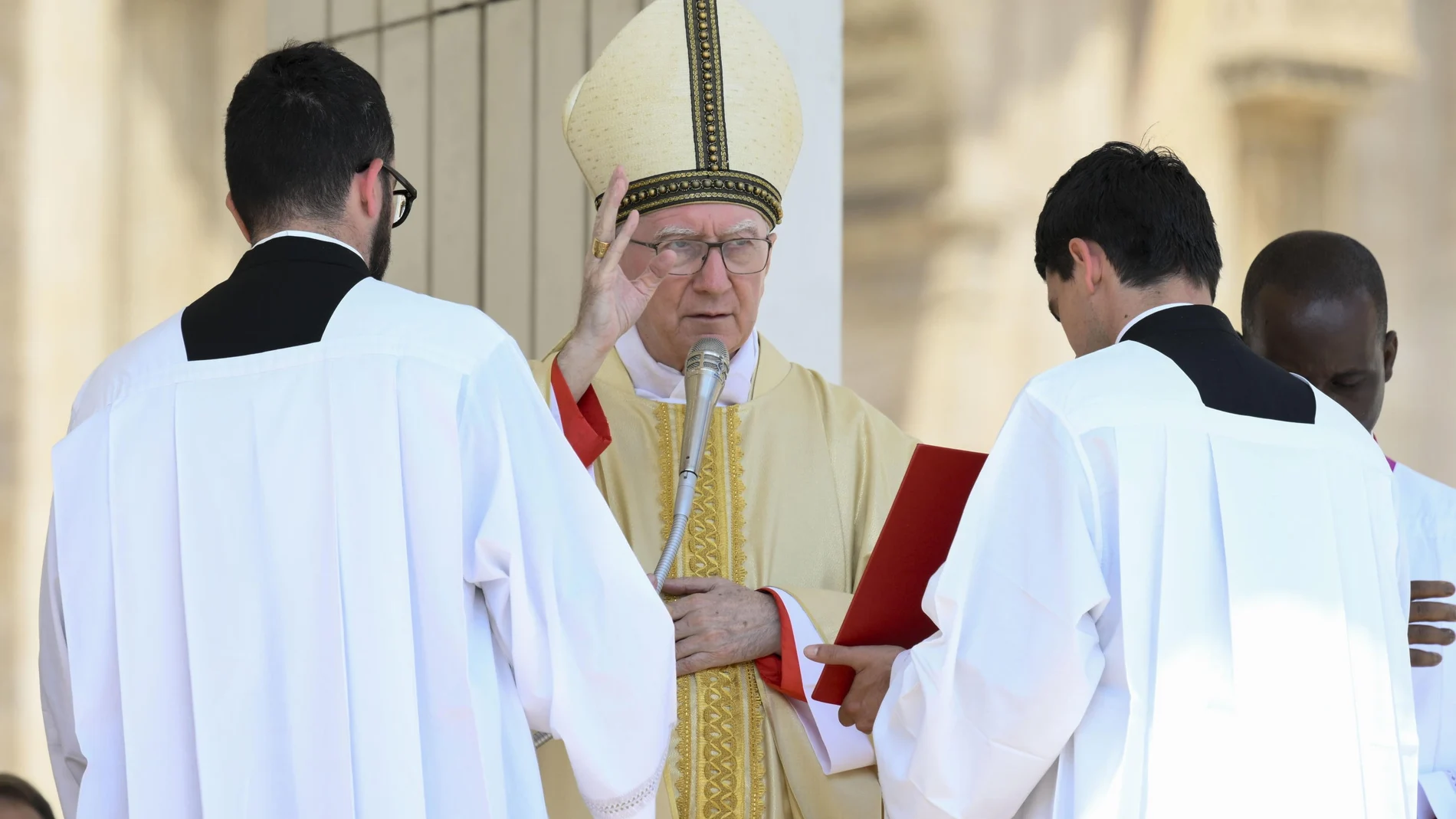 El cardenal Parolin, ayer, durante la misa por el alma de Francisco