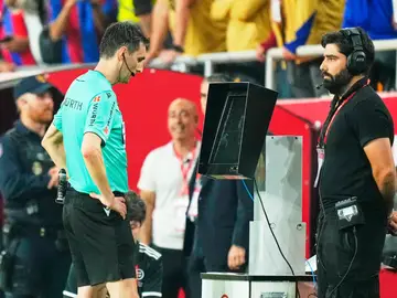 Spain Soccer Copa Del Rey Referee Ricardo De Burgos Bengoetxea watches the VAR during the Spanish Copa del Rey final soccer match between Barcelona and Real Madrid at Estadio de La Cartuja stadium in Seville, Spain, Saturday, April 26, 2025. (AP Photo/Jose Breton)
