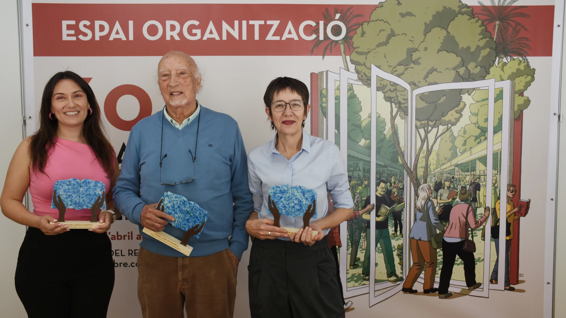 Manuel Vicent, Bibiana Collado y Raquel Ricart, Premios Fira del Llibre 2025 REMITIDA / HANDOUT por FIRA DEL LLIBRE Fotografía remitida a medios de comunicación exclusivamente para ilustrar la noticia a la que hace referencia la imagen, y citando la procedencia de la imagen en la firma 27/04/2025
