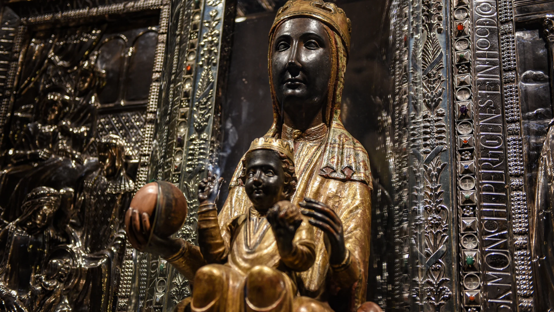 La imagen de la 'Moreneta', en el Monasterio de Montserrat, a 27 de abril de 2025, en Barcelona, Catalunya (España). Desde el inicio del siglo XXI, la ‘Moreneta’ no ha abandonado su trono, ya que las últimas ocasiones en que lo hizo fueron en 1947, con motivo de su entronización, y en 1997, para celebrar el 50º aniversario de dicho evento. La imagen lo abandona hoy para ser trasladada hasta el altar instalado en la plaza de Santa Maria, con motivo de los actos conmemorativos del Milenario del...