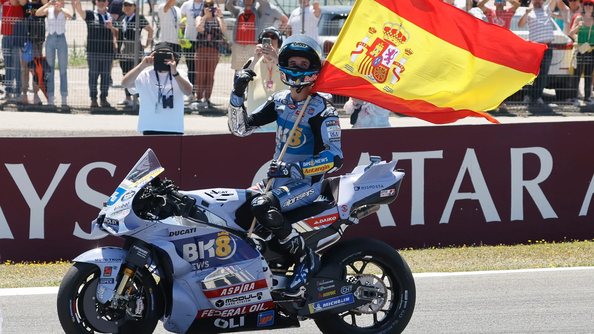 JEREZ DE LA FRONTERA (CÁDIZ), 27/04/2025.- El piloto español Álex Márquez (BK8 Gresini Racing MotoGP) celebra su victoria en la carrera de MotoGP del Gran Premio de España MotoGP 2025 en el circuito 'Ángel Nieto' de Jerez de la Frontera este domingo. EFE/José Manuel Vidal