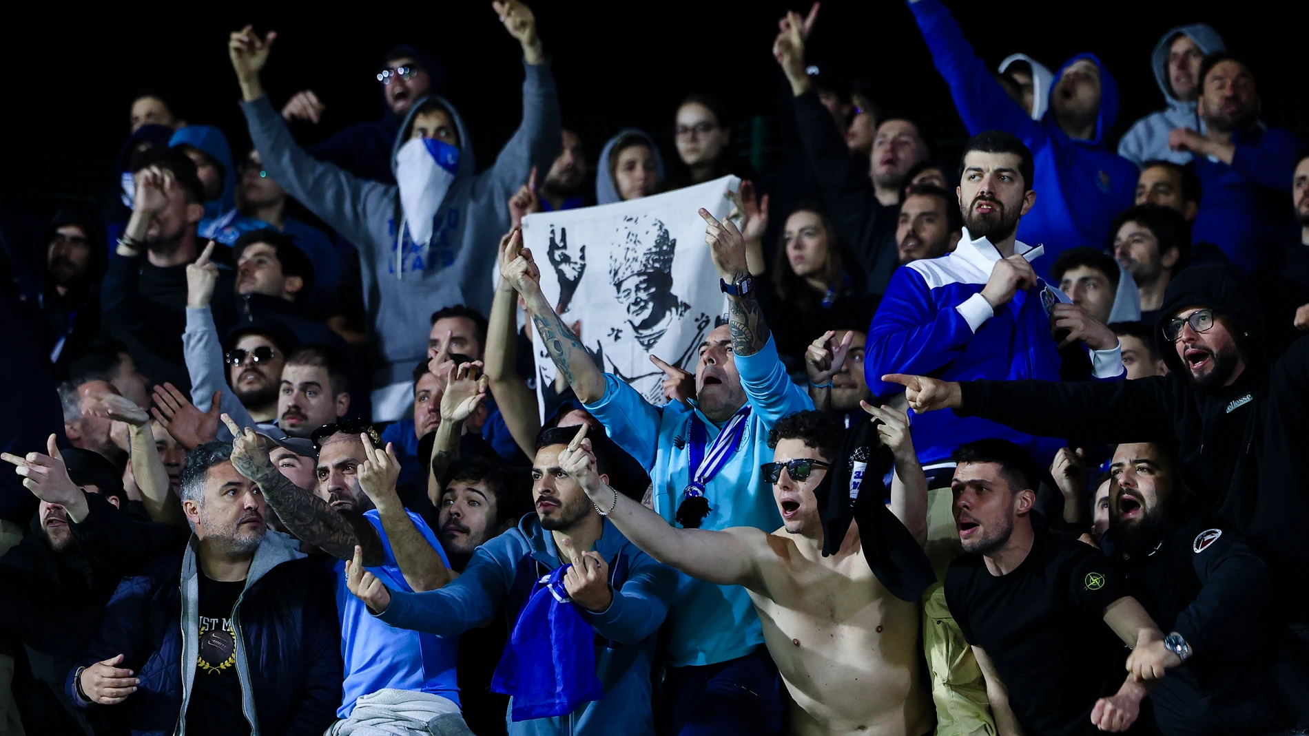 Amadora (Portugal), 27/04/2025.- FC Porto supporters react at the end of the First League soccer match between Estrela da Amadora and FC Porto, at Jose Gomes Stadium, in Amadora, Portugal, 26 April 2025. EFE/EPA/JOSE SENA GOULAO
