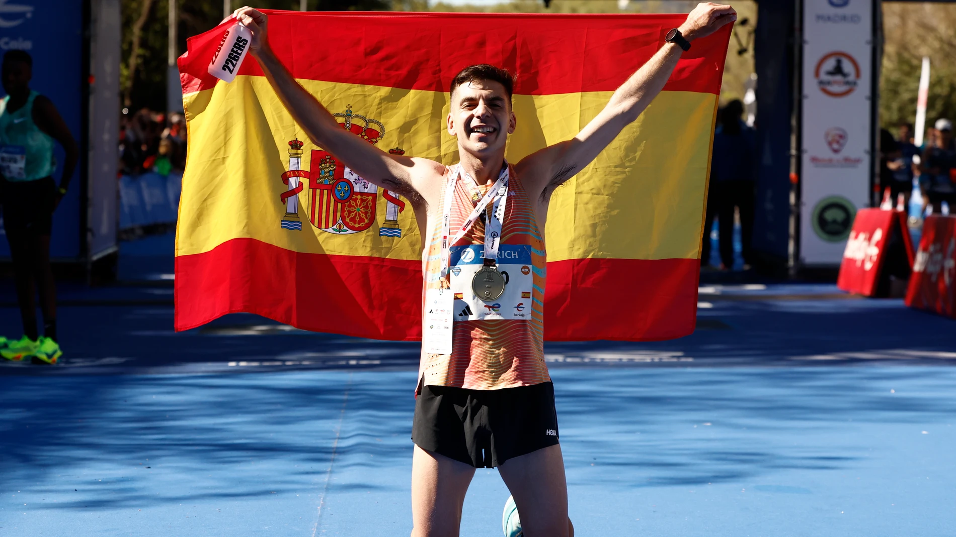 MADRID (ESPAÑA), 27/04/2025.- El español Yago Rojo celebra el tercer puesto en la maratón de Madrid este domingo. EFE/ Sergio Pérez