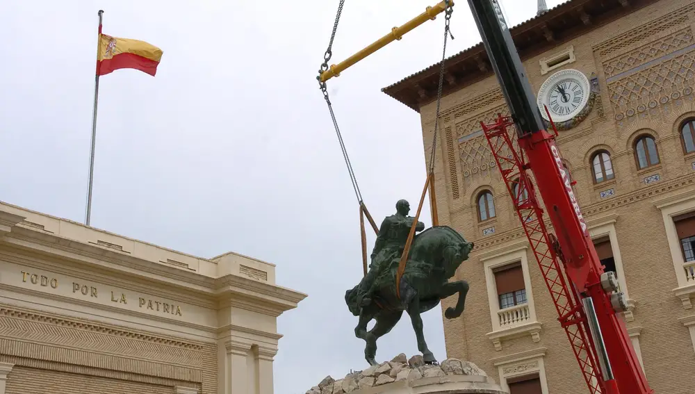 Una grúa traslada, en 2006, la estatua ecuestre de Franco que presidía el acceso principal de la Academia General Militar de Zaragoza