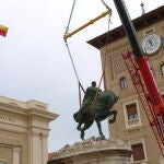 Una grúa traslada, en 2006, la estatua ecuestre de Franco que presidía el acceso principal de la Academia General Militar de Zaragoza