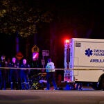 Una ambulancia permanece en el lugar de la fiesta comunitaria Lapu Lapu Day, donde un vehículo arrolló a una multitud, causando varias muertes en Vancouver, Columbia Británica, Canadá.