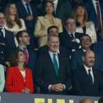 Montero, segunda autoridad en el palco por delante de Juanma Moreno