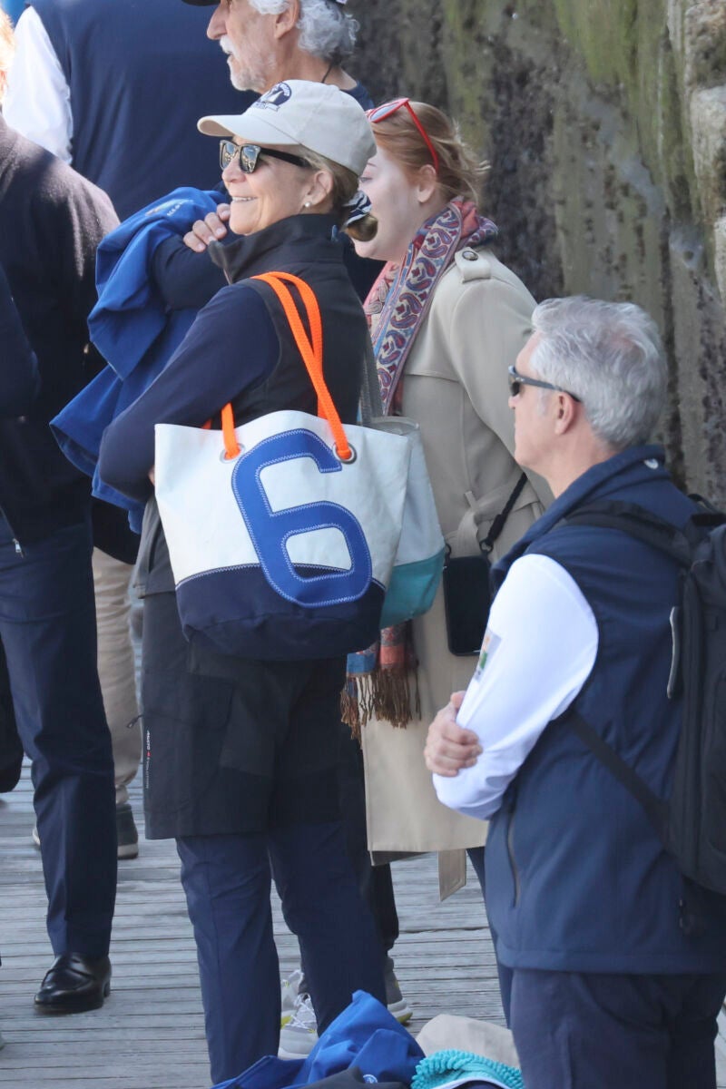 La Infanta Elena con el Rey Emérito en Sanxenxo. 