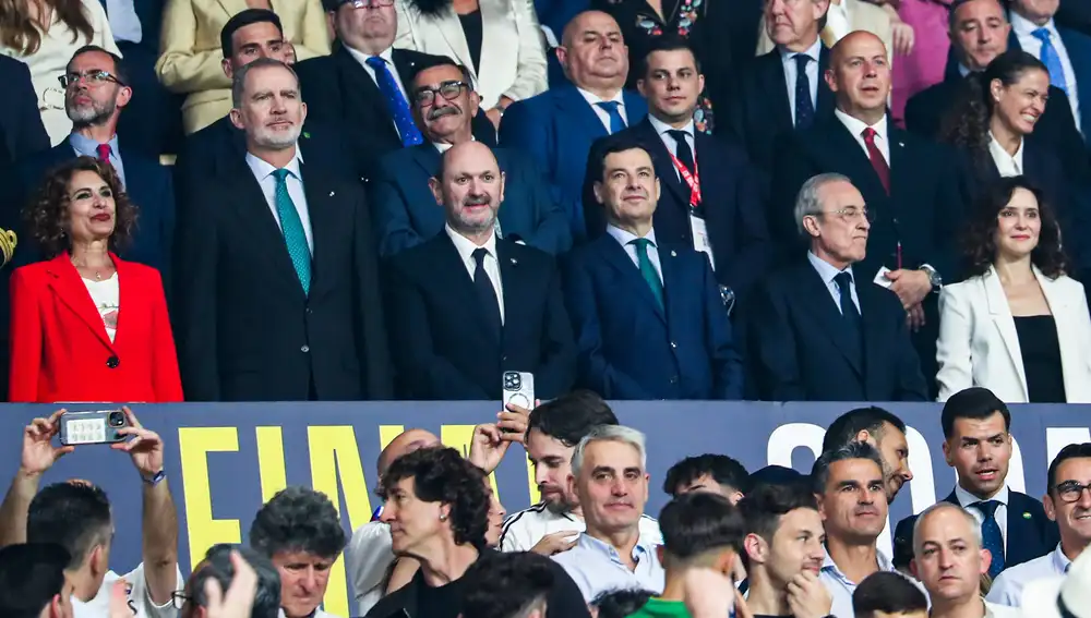 Felipe VI, María Jesús Montero e Isabel Ayuso, entre otras personalidades, en la final de la Copa del Rey.