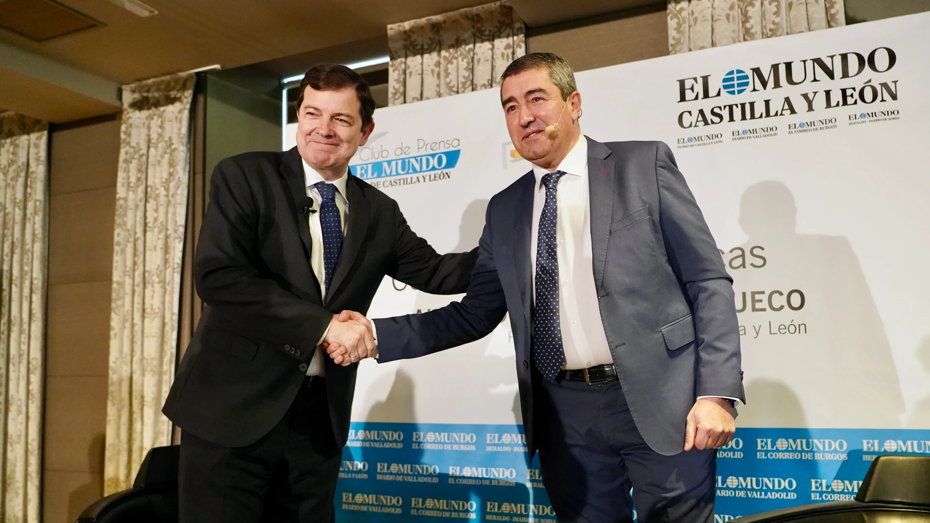 Mañueco junto al director de El Mundo- Diario de Castilla y León, Pablo Lago, antes del foro
