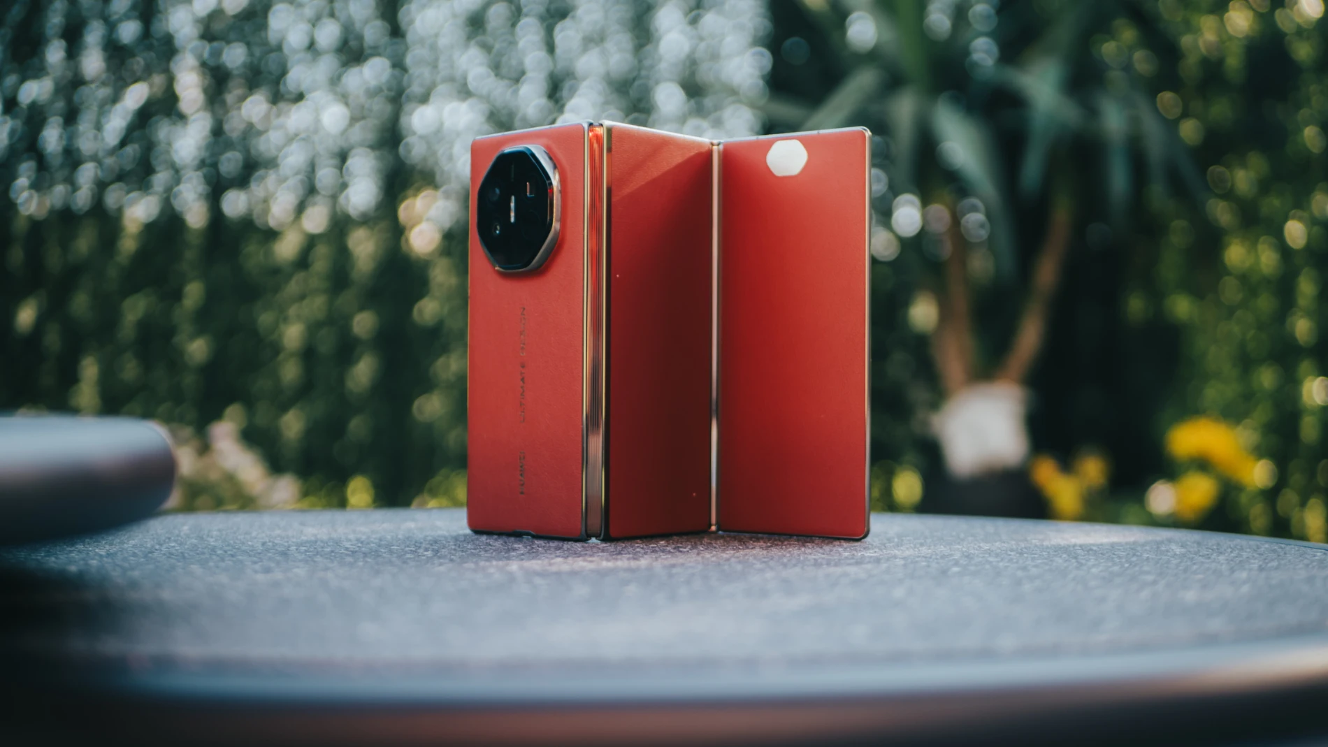 El HUAWEI Mate XT, en color rojo