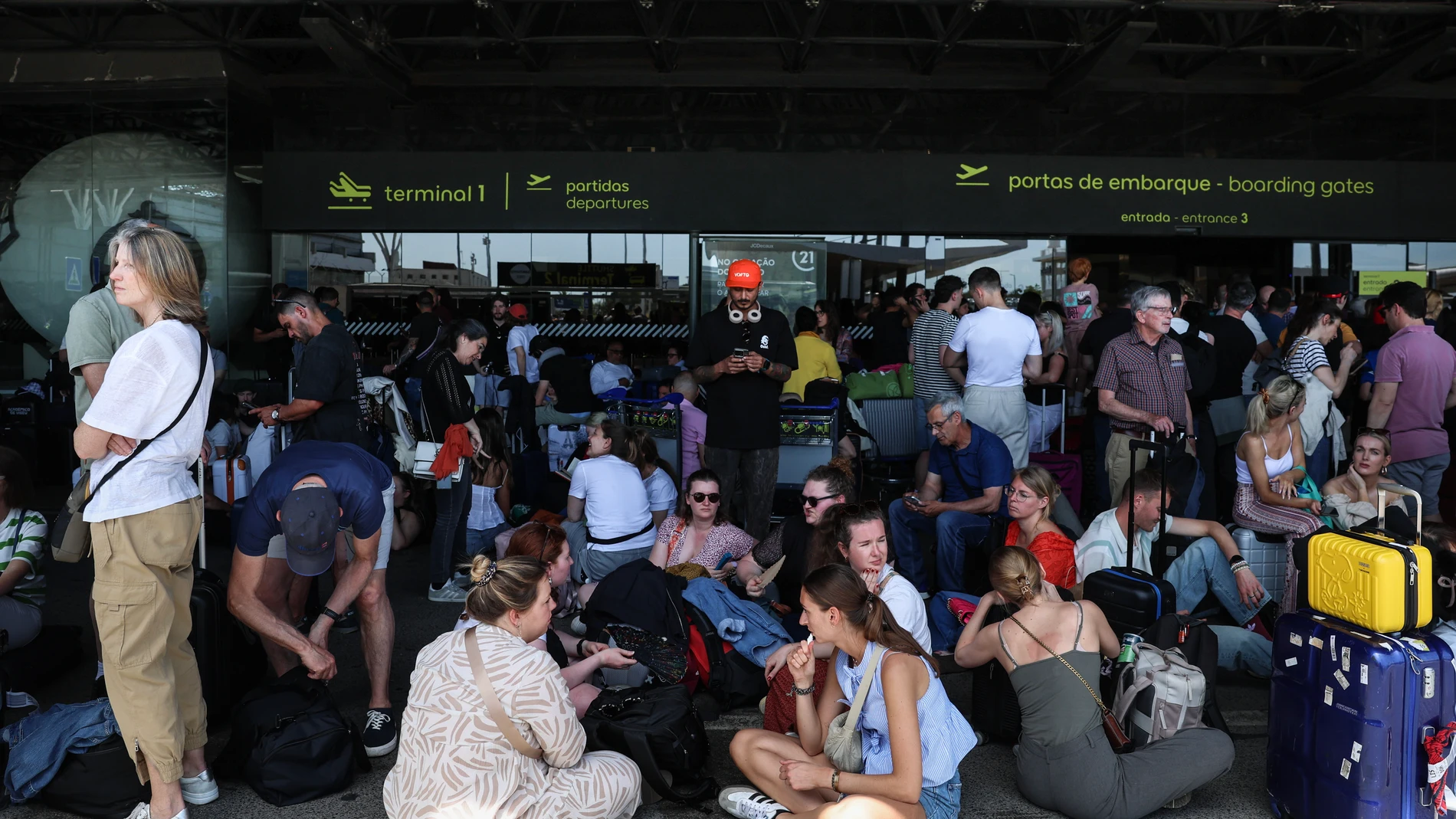 Lisbon (Portugal), 28/04/2025.- Commuters wait at the entrance of departures at Lisbon's Humberto Delgado airport as the area is closed due to the blackout affecting Spain and Portugal, in Lisbon, Portugal, 28 April 2025. The blackout hit large parts of Spain and spread to neighbouring Portugal and France, disrupting transport systems, internet connections and daily life, according to authorities. The exact cause of the blackout is unknown. (Francia, España, Lisboa) EFE/EPA/TIAGO PETINGA