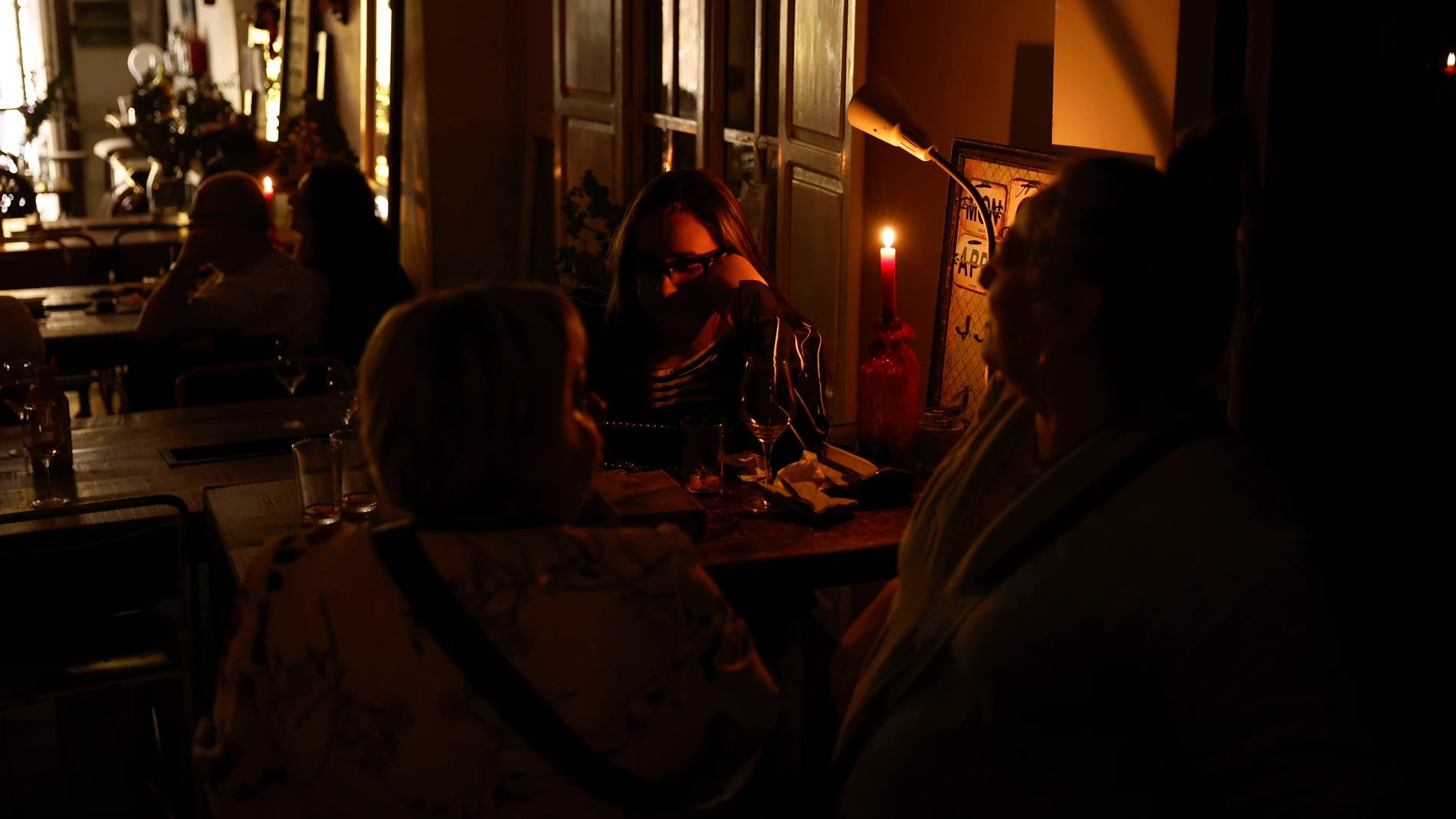 VALENCIA, 28/04/2025.- Clientes se alumbran con velas en un restaurante en Valencia este lunes durante el apagón eléctrico.EFE/ Biel Aliñoo