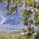 El apagón activa las antorchas de seguridad de Repsol en Tarragona y genera una nube negra