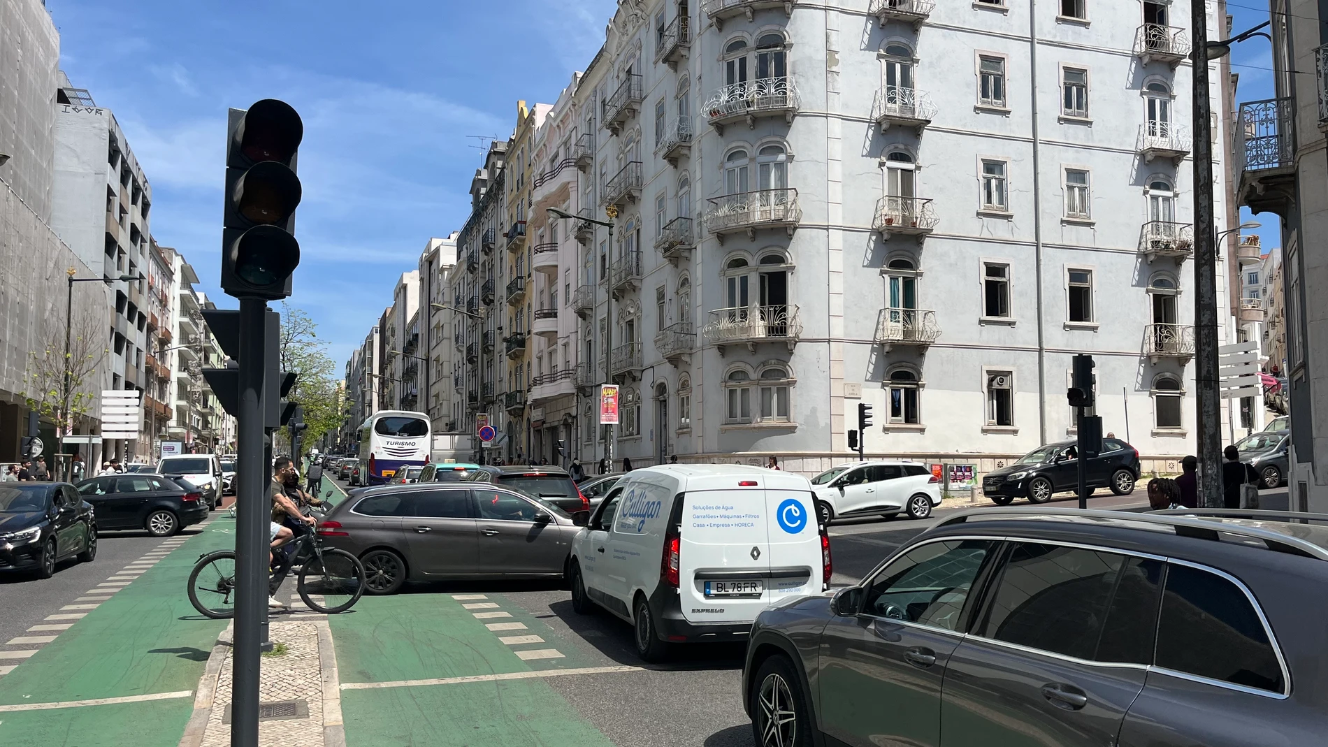 LISBOA , 28/04/2025.- Semáforos apagados en una calle de Lisboa este lunes, como consecuencia del apagón eléctrico que afecta a la península Ibérica. EFE/Laia Mataix
