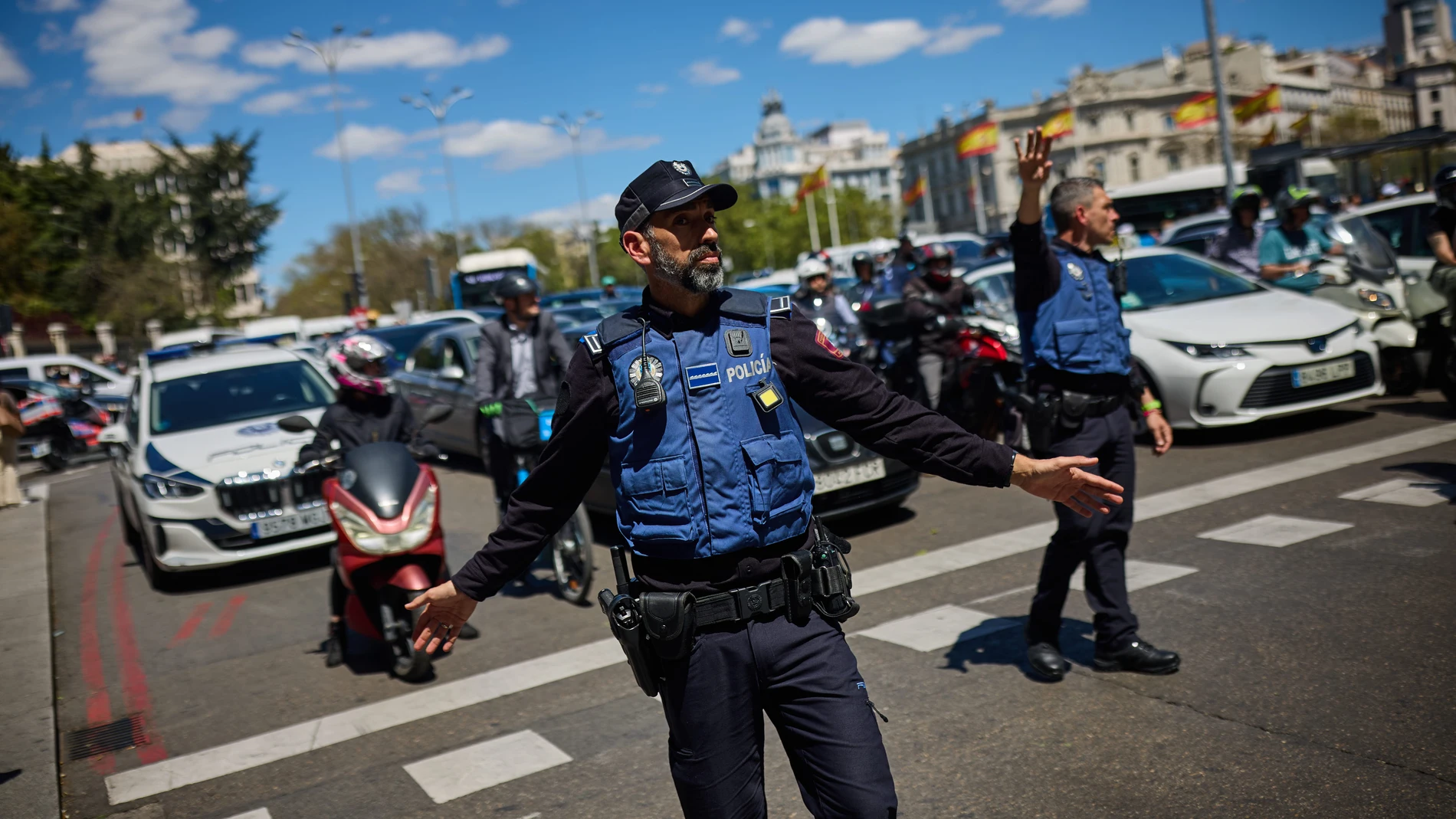 Cortes de luz generalizada en toda España. Afectados pasean por las calles de Madrid y por la estación de Atocha.. © Alberto R. Roldán / Diario La Razón. 2804 2029