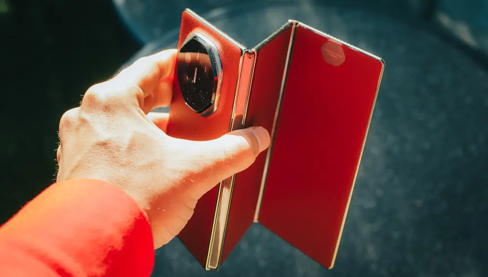 El HUAWEI Mate XT desplegado