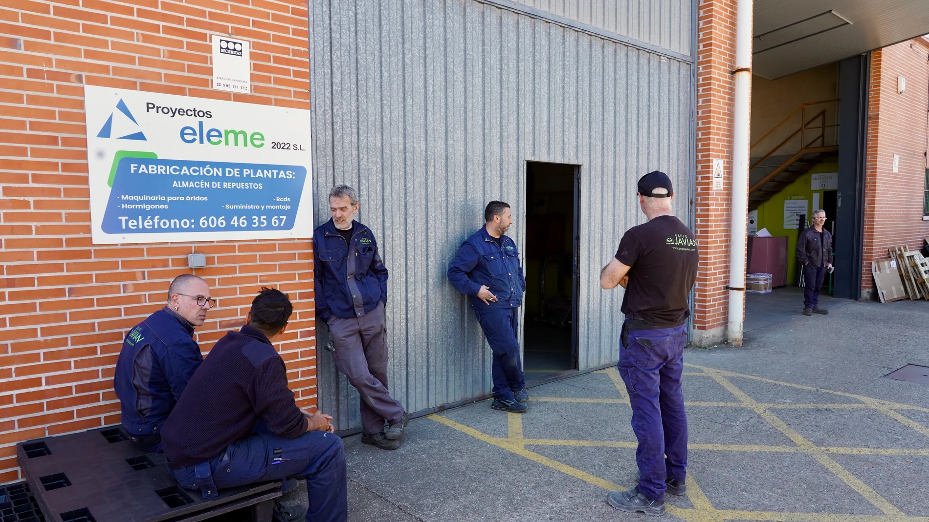 Trabajadores de una empresa en Valladolid esperan que regrese la luz