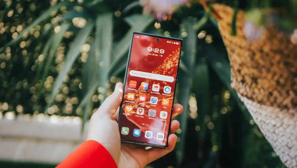 Cuando el móvil está cerrado, tiene el formato de un smartphone convencional