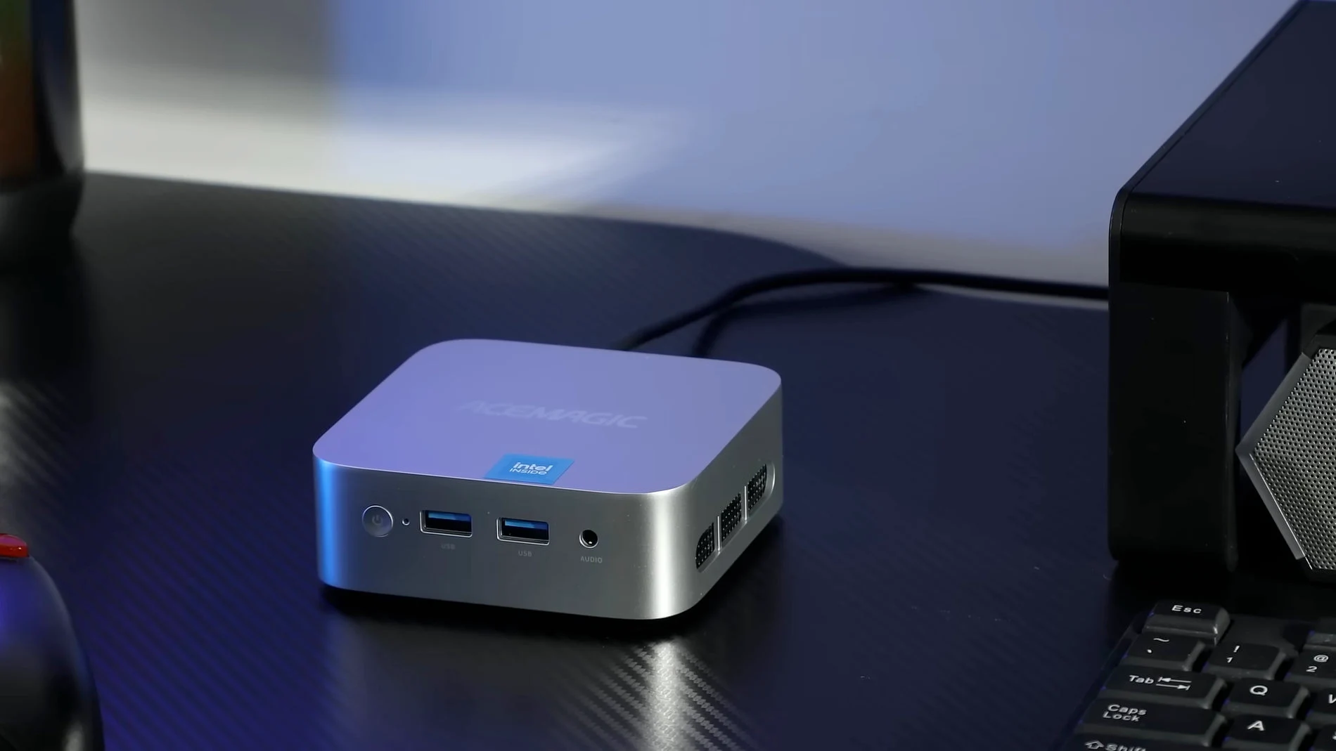 El ACEMAGICIAN V1 es un mini PC pequeño y ligero