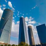 Dos trabajadores se quedan atrapados en el aire mientras limpiaban cristales tras el apagón general