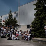 Trabajadores de la planta de Wolkswagen Navarra, en el exterior después de que se tuviera que interrumpir la producción