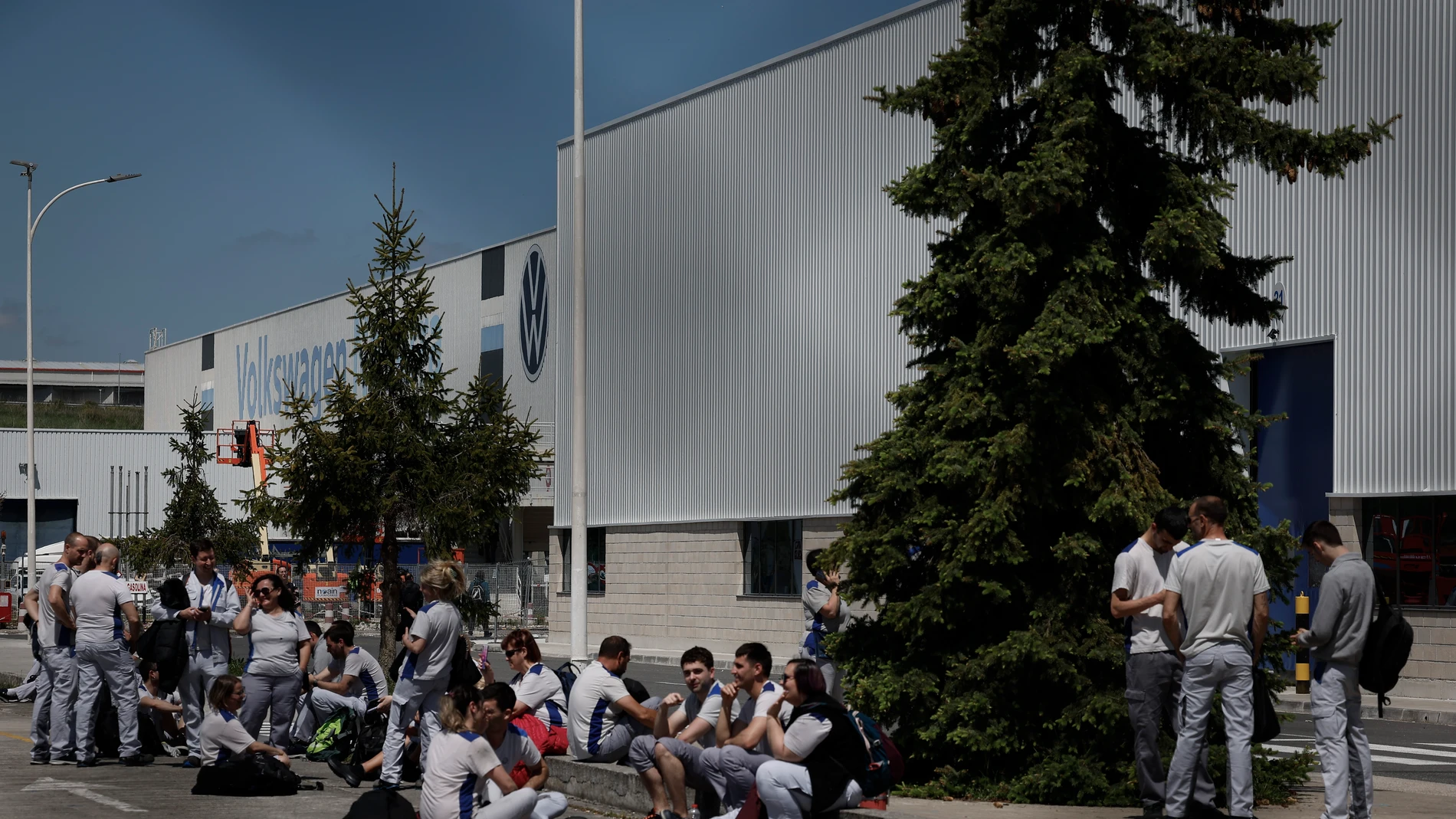 Trabajadores de la planta de Wolkswagen Navarra, en el exterior después de que se tuviera que interrumpir la producción