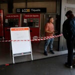 El apagón deja sin servicio metro y trenes en Barcelona y evacúan a miles de pasajeros
