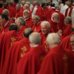 Cardenales asisten a una misa en el tercero de los nueve días de luto por el fallecido papa Francisco, en la Basílica de San Pedro del Vaticano