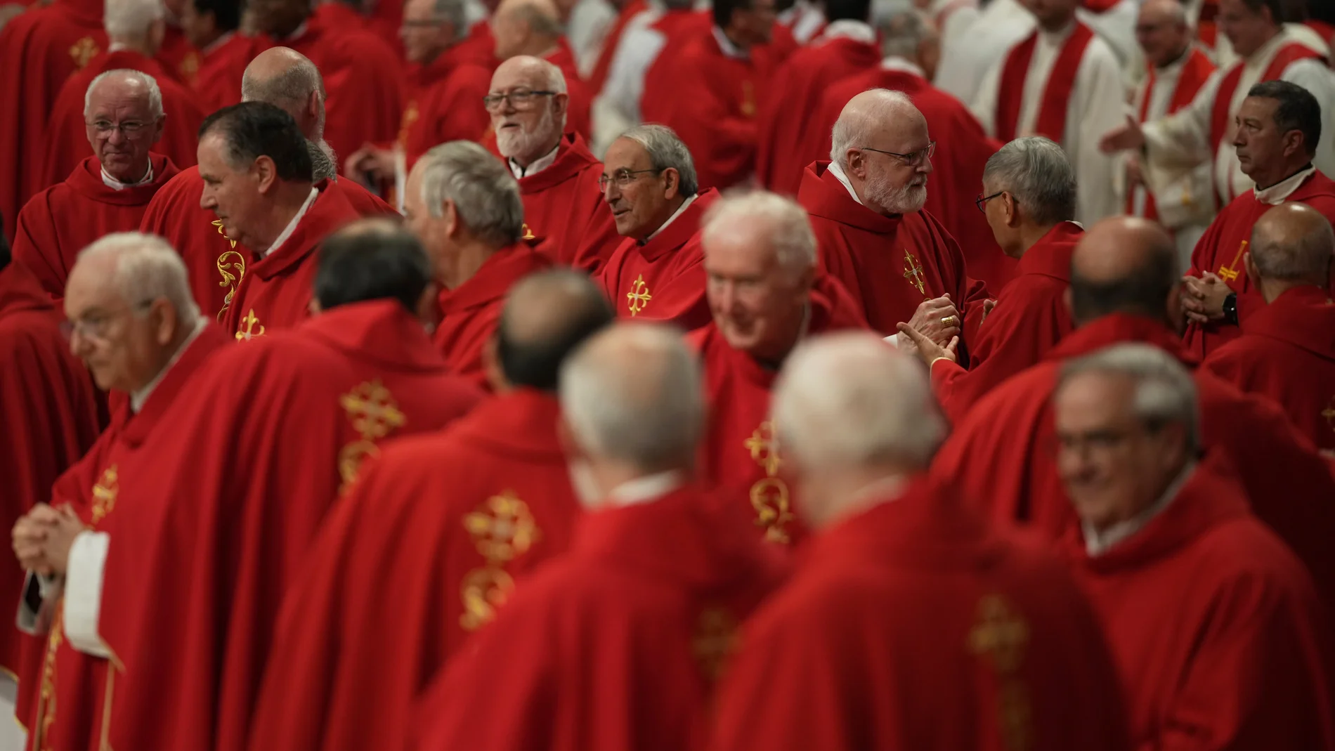 Cardenales asisten a una misa en el tercero de los nueve días de luto por el fallecido papa Francisco, en la Basílica de San Pedro del Vaticano
