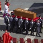 Salida del féretro del Papa de la Basílica de San Pedro durante el funeral