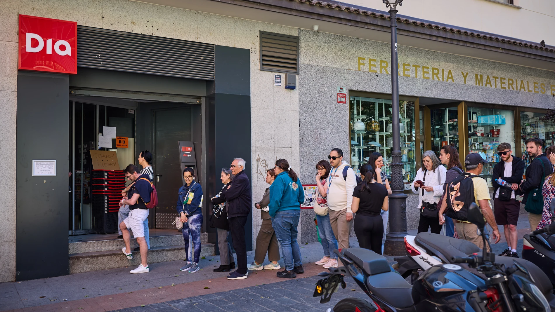 Cortes de luz generalizada en toda España. Afectados pasean por las calles de Madrid y por la estación de Atocha
