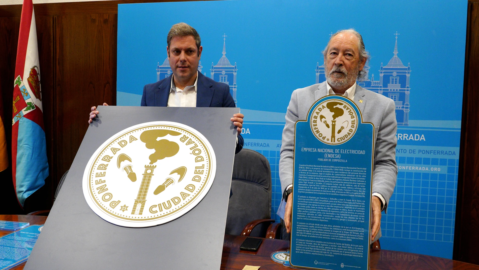 El concejal de Turismo y Patrimonio de Ponferrada, Iván Alonso (I), junto al presidente de la Delegación en Ponferrada del Colegio Oficial de Arquitectos de León, Jesús Gorostiza (D), durante la presentación del proyecto turístico Ciudad del Dólar