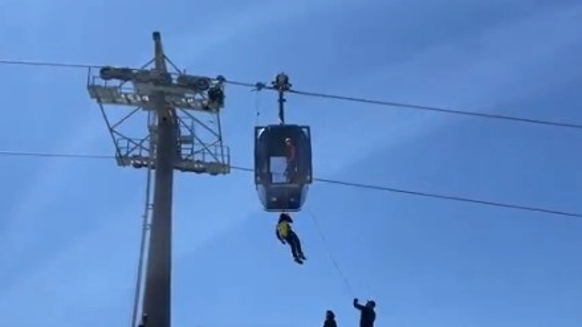 Espectacular rescate de 16 personas atrapadas en una telecabina de Sierra Nevada por el corte eléctrico