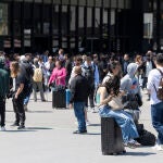 El apagón deja sin servicio metro y trenes en Barcelona y evacúan a miles de pasajeros