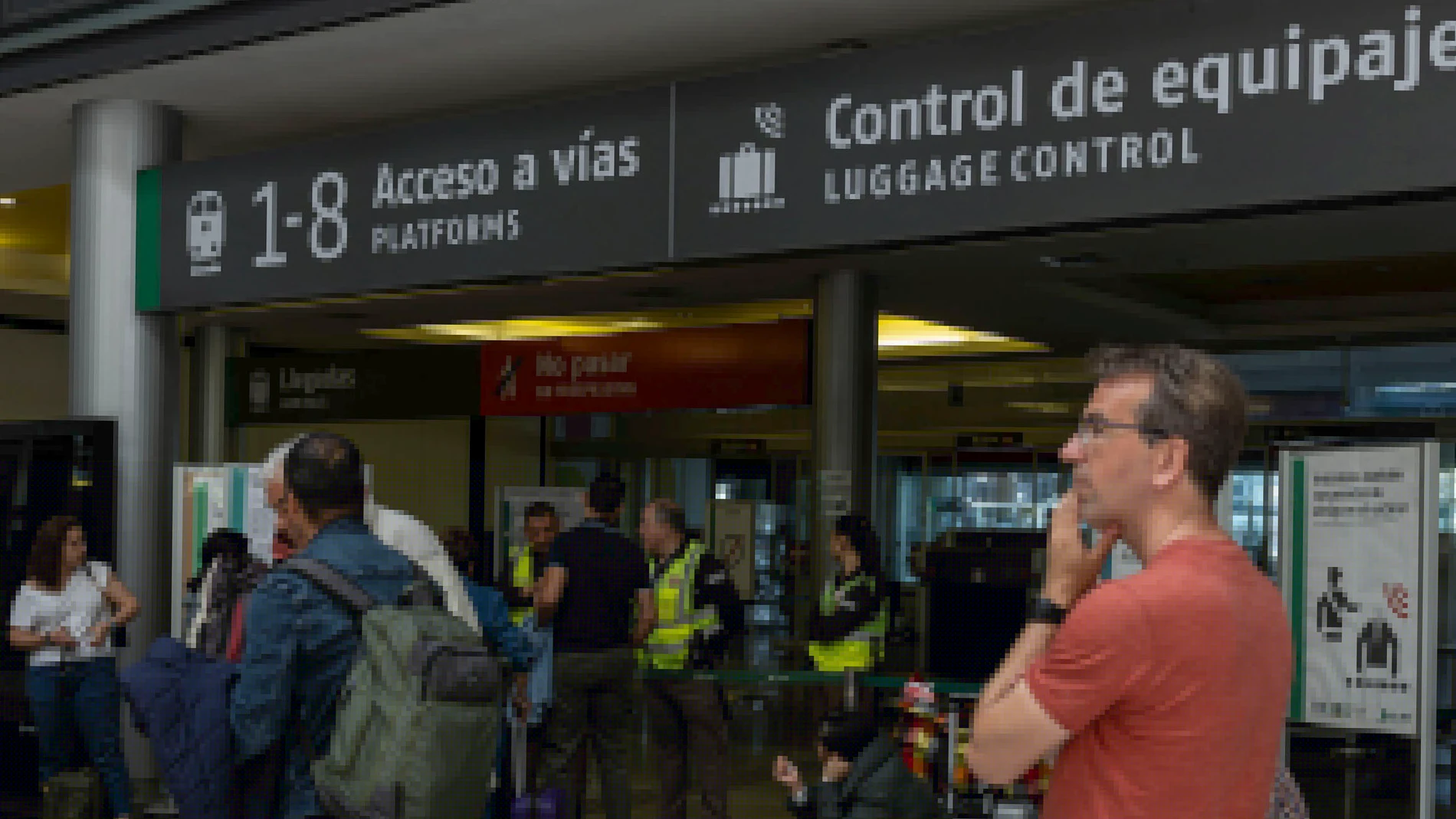 MÁLAGA (ANDALUCÍA), 28/04/2025.- Numerosas personas esperan este lunes, el reinicio de la red eléctrica en la Estación María Zambrano en Málaga.EFE/Jorge Zapata.