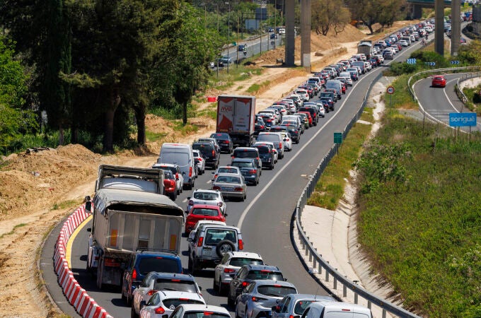 Los atascos de Sevilla a Cádiz han sido una constante este verano