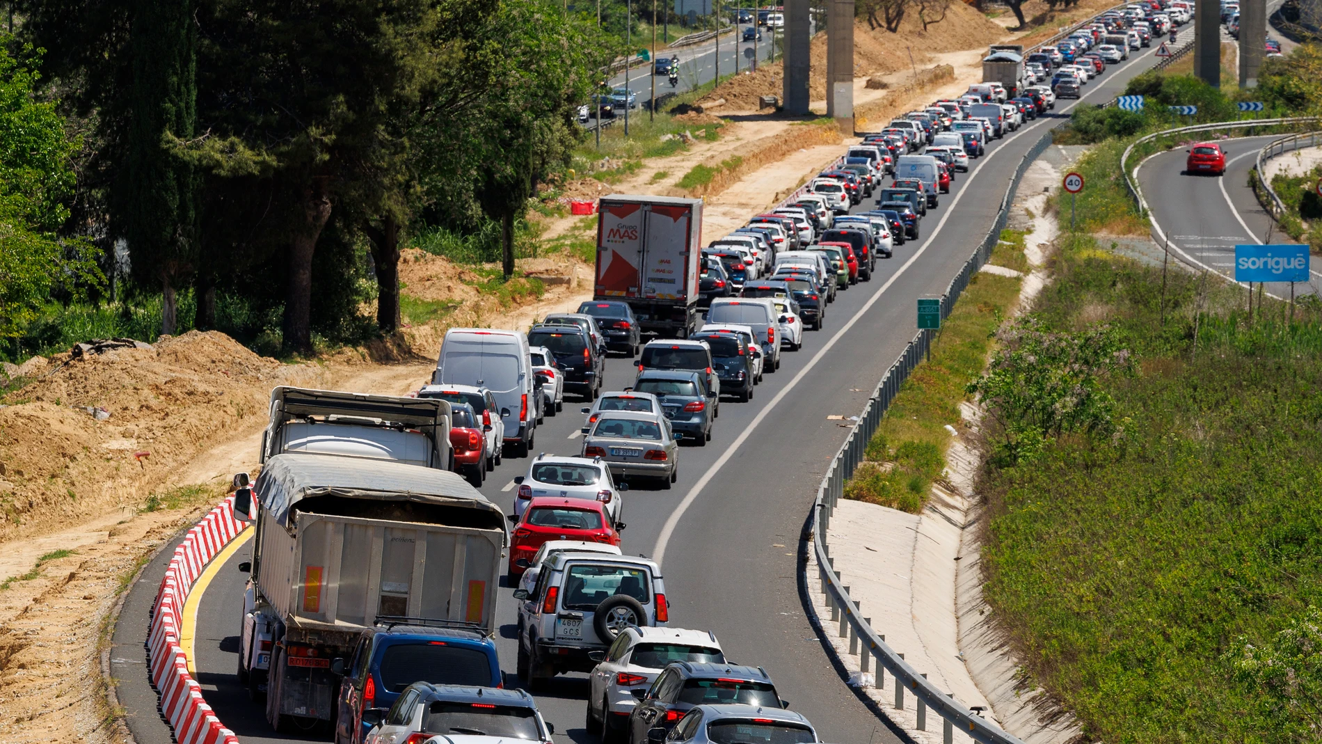 GRAFAND8250. MAIRENA DEL ALJARAFE (SEVILLA), 28/04/2025.- Vehículos atrapados en un atasco en la autovía de Mairena del Aljarafe en dirección a Sevilla a causa del corte total del suministro eléctrico hoy lunes, lo que ha impedido la regulación semafórica del tráfico. EFE/ Julio Muñoz