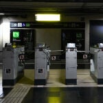 El apagón deja sin servicio metro y trenes en Barcelona y evacúan a miles de pasajeros