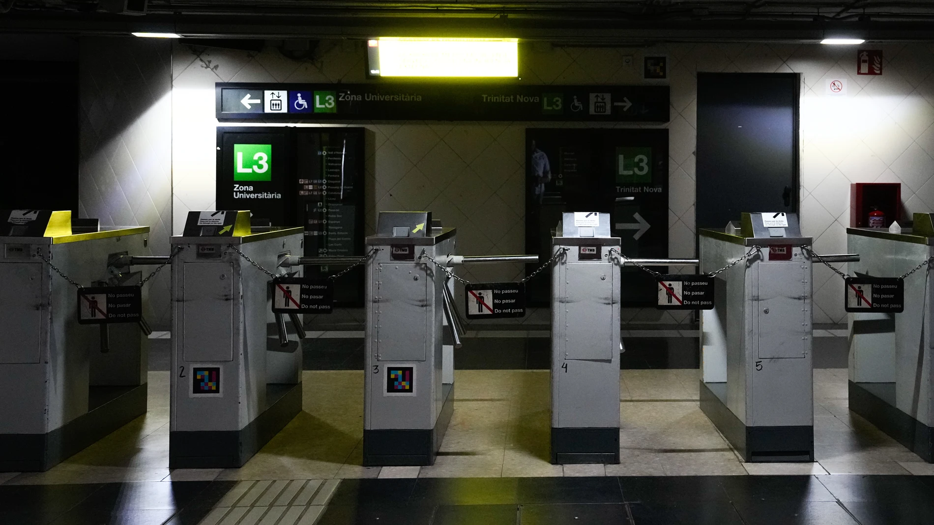 GRAFCAT7513. BARCELONA (ESPAÑA), 28/04/2025.- El corte de suministro eléctrico que afecta este lunes a España ha dejado sin servicio el metro y todas las líneas de ferrocarril en Barcelona, lo que ha provocado que miles de pasajeros hayan quedado atrapados, en algún caso en túneles, por lo que están siendo evacuados. En la imagen aspecto de la estación de Montbau del Metro de Barcelona.EFE/ Enric Fontcuberta