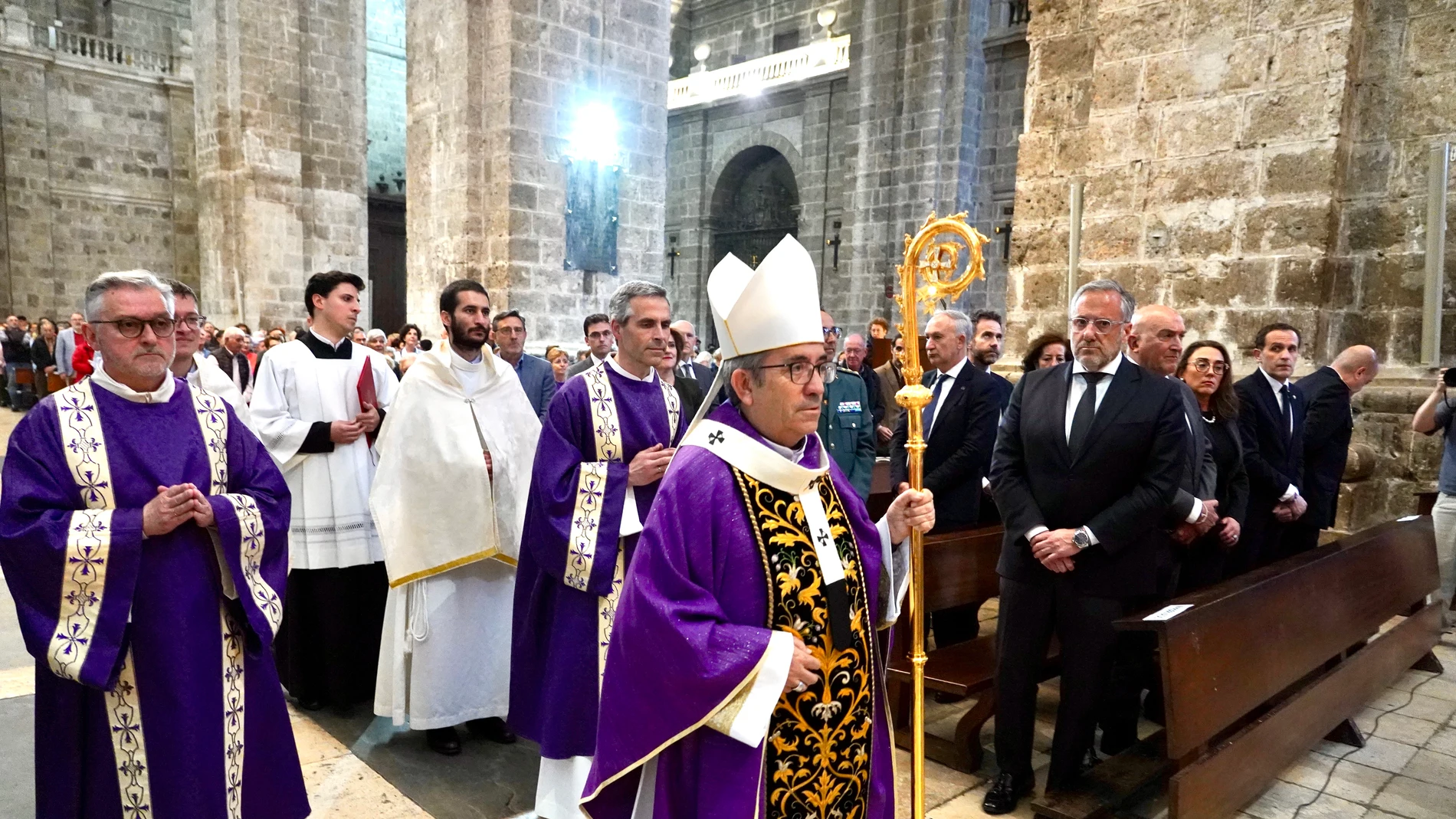 El arzobispo de Valladolid y presidente de la Conferencia Episcopal Española, Luis Argüello, preside la misa por el eterno descanso del papa Francisco.