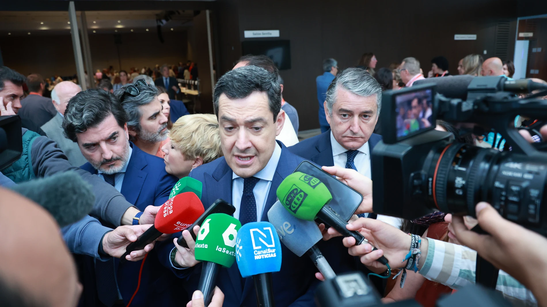 El presidente de la Junta de Andalucía, Juanma Moreno, atiende a los medios tras suspenderse el acto de apertura del XIV Congreso de CCOO Andalucía por el apagón generalizado. A 28 de abril de 2025, en Sevilla (Andalucía, España). El presidente de la Junta de Andalucía, Juanma Moreno; el secretario general de CCOO, Unai Sordo; la secretaria general de CCOO de Andalucía, Nuria López, y el secretario general de CCOO de Sevilla, Carlos Aristu, han asisitido al inicio del acto de apertura del XIV...