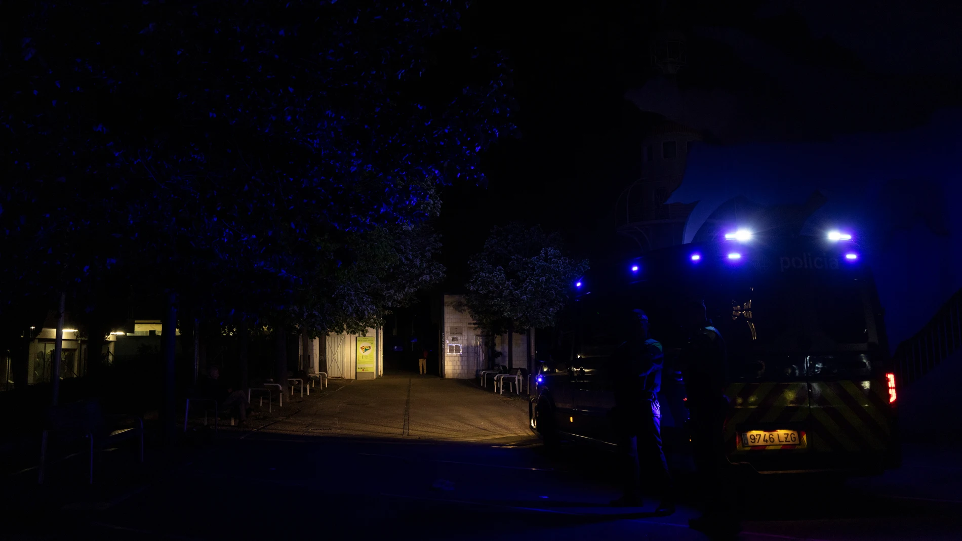 BARCELONA, 28/04/2025.- La policía ilumina el camino para llegar al Polideportivo municipal Espanya Industrial que se ha habilitado para pasar la noche a los diferentes viajeros que tenían billete de tren, tras el apagón general de este lunes en la Península. EFE/Marta Pérez