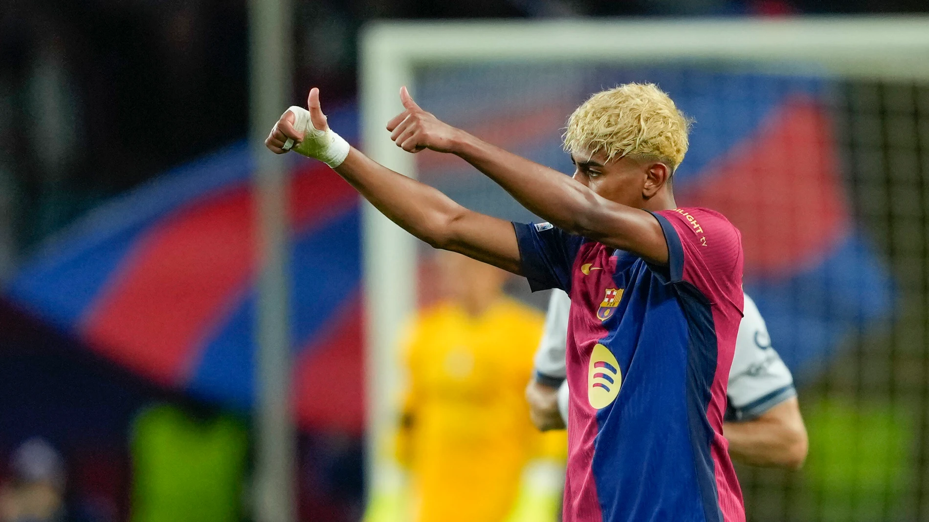 BARCELONA, 30/04/2025.- El delantero del Barcelona Lamine Yamal anota el primer gol del equipo durante el encuentro correspondiente a la ida de las semifinales de la Liga de Campeones que disputan hoy miércoles FC Barcelona e Inter en el estadio Olímpico Lluis Company, en Barcelona. EFE / Alejandro Garcia