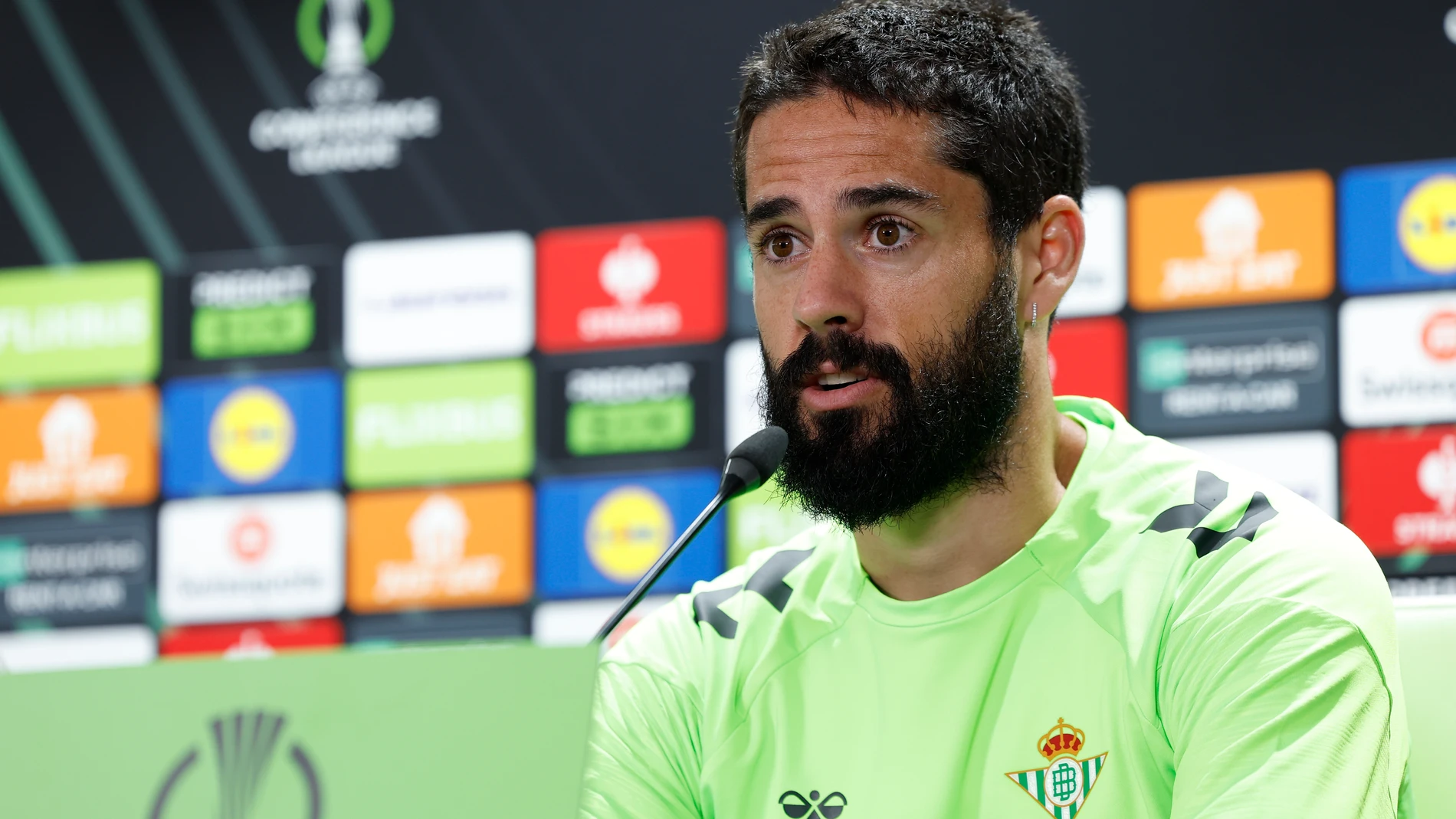 GRAFAND8291. SEVILLA, 30/04/2025.-El capitán del Betis, Isco Alarcón, ha declarado este miércoles que "las sesenta milpersonas que llenarán el estadio -Benito Villamarín- mañana", en la ida de la semifinal de la Liga Conferencia ante la Fiorentina italiana "serán muy importantes". EFE/Julio Muñoz