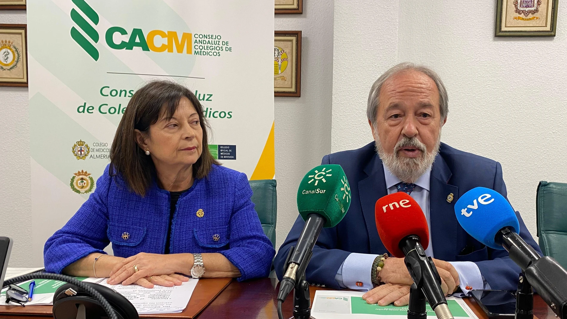 El presidente del Consejo Andaluz de Colegios de Médicos, Alfonso Carmona. REMITIDA / HANDOUT por CONSEJO ANDALUZ DE COLEGIOS DE MÉDICOS Fotografía remitida a medios de comunicación exclusivamente para ilustrar la noticia a la que hace referencia la imagen, y citando la procedencia de la imagen en la firma 30/04/2025